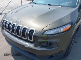 2015 Jeep Cherokee Latitude z VIN 1C4PJMCS9FW551694, wystawiony jako IAAI lot #42424992 z przebiegiem 125 852 mil mil oraz . Historia ofert i sprzedaży dostępna na DreamBid. Obrazek 6.
