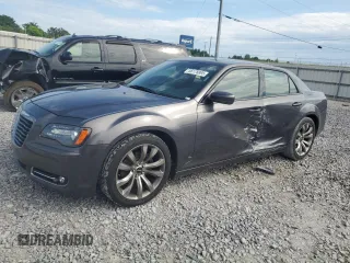 2014 Chrysler 300 S z VIN 2C3CCABGXEH373106, wystawiony jako Copart lot #56178895 z przebiegiem 100 064 mil mil oraz Szkoda całkowita • Salvage title. Historia ofert i sprzedaży dostępna na DreamBid. Obrazek 1.