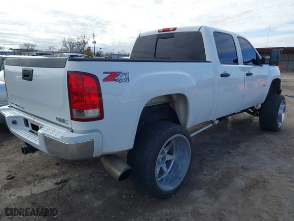 2008 GMC Sierra 2500HD SLE1 with VIN 1GTHK23608F184809, listed as a IAAI auction lot 41089039 with 272,436 mi miles. Bid and sale history available at carsss.com. Image 4.