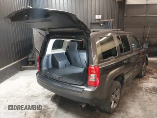 2015 Jeep Patriot Latitude z VIN 1C4NJRFB4FD409149, wystawiony jako IAAI lot #42268239 z przebiegiem 107 145 mil mil oraz . Historia ofert i sprzedaży dostępna na DreamBid. Obrazek 4.