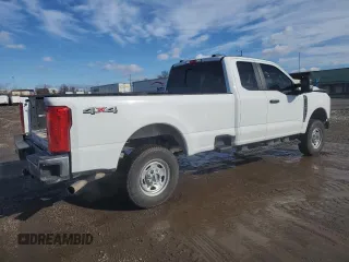 2023 Ford F-350 z VIN 1FT8X3BA1PED26053, wystawiony jako Copart lot #42484225 z przebiegiem 5 648 mil mil oraz Szkoda całkowita • Salvage title. Historia ofert i sprzedaży dostępna na DreamBid. Obrazek 3.
