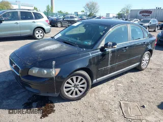 2005 Volvo S40 with VIN YV1MS382852109136, listed as a IAAI auction lot 42122931 with 151,720 mi miles. Bid and sale history available at carsss.com. Image 2.