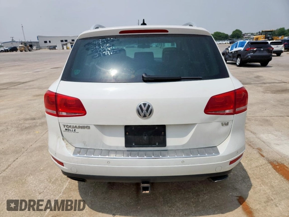 2013 Volkswagen Touareg Exec z VIN WVGEF9BP3DD012463, wystawiony jako Copart lot #57499915 z przebiegiem 104 981 mil mil oraz Szkody całkowita. Historia ofert i sprzedaży dostępna na DreamBid. Obrazek 6.