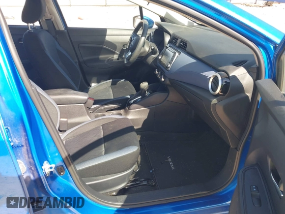 2023 Nissan Versa SV z VIN 3N1CN8EV9PL872078, wystawiony jako IAAI lot #41691866 z przebiegiem 8 083 mil mil oraz . Historia ofert i sprzedaży dostępna na DreamBid. Obrazek 5.