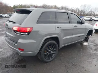 2020 Jeep Grand Cherokee Altitude z VIN 1C4RJFAG1LC207857, wystawiony jako IAAI lot #41932217 z przebiegiem 56 529 mil mil oraz . Historia ofert i sprzedaży dostępna na DreamBid. Obrazek 4.