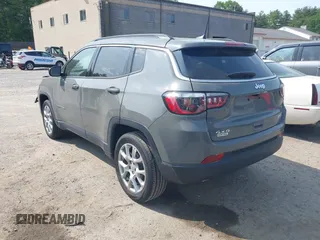 2023 Jeep Compass Latitude Lux z VIN 3C4NJDFN8PT531229, wystawiony jako IAAI lot #42383427 z przebiegiem 6 979 mil mil oraz . Historia ofert i sprzedaży dostępna na DreamBid. Obrazek 3.