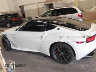 2024 Nissan Z Performance с VIN JN1BZ4BH3RM362972, выставлен на аукционе IAAI как лот 41180490 с пробегом 8 542 миль миль и . История ставок и продаж доступна на DreamBid. Изображение 14.