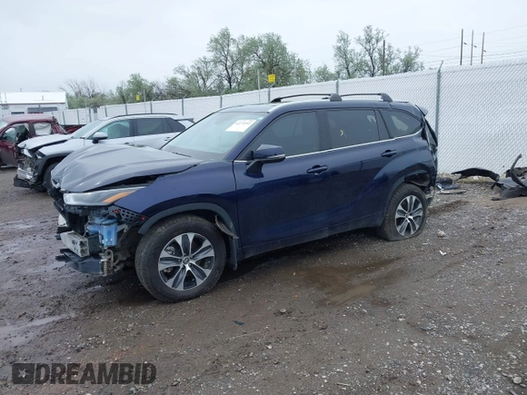 2022 Toyota Highlander XLE with VIN 5TDGZRBH6NS591080, listed as a IAAI auction lot 42271952 with 36,895 mi miles and . Bid and sale history available at DreamBid. Image 2.