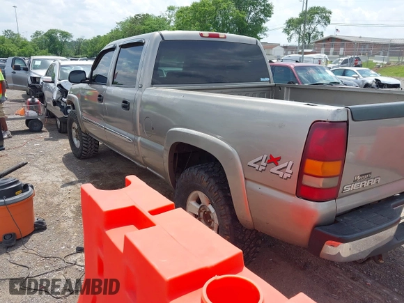 2003 GMC Sierra 1500HD SLT z VIN 1GTGK13U93F108499, wystawiony jako IAAI lot #42149012 z przebiegiem 296 775 mil mil oraz . Historia ofert i sprzedaży dostępna na DreamBid. Obrazek 3.