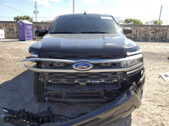 2024 Ford Expedition Max XLT with VIN 1FMJK1H87REA85137, listed as a Copart auction lot 46241645 with 4,845 mi miles and Non repairable. Bid and sale history available at DreamBid. Image 5.