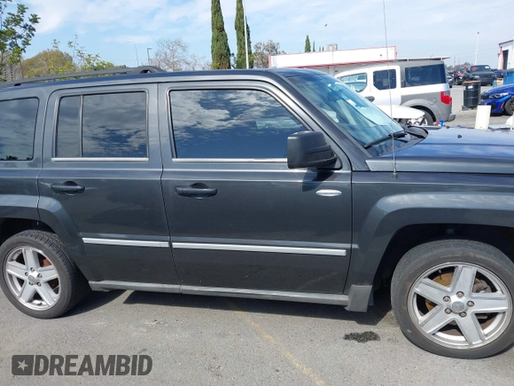 2010 Jeep Patriot Latitude z VIN 1J4NT1GA5AD676661, wystawiony jako IAAI lot #41602103 z przebiegiem 144 915 mil mil oraz . Historia ofert i sprzedaży dostępna na DreamBid. Obrazek 13.