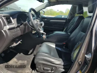 2016 Toyota Highlander XLE z VIN 5TDJKRFH4GS505627, wystawiony jako Copart lot #56108135 z przebiegiem 111 394 mil mil oraz Szkoda całkowita • Salvage title. Historia ofert i sprzedaży dostępna na DreamBid. Obrazek 7.