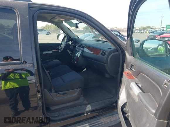 2013 Chevrolet Suburban LS with VIN 1GNSKHE71DR332335, listed as a IAAI auction lot 41408949 with 167,860 mi miles. Bid and sale history available at carsss.com. Image 5.