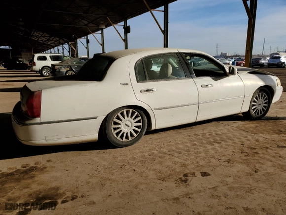 2005 Lincoln Town Car Signature Limited with VIN 1LNHM82W25Y671990, listed as a Copart auction lot 45221615 with 105,177 mi miles and Salvage Title. Bid and sale history available at carsss.com. Image 3.