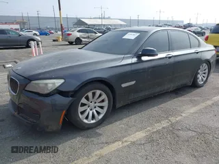 2013 BMW 7 Series 750i z VIN WBAYA8C57DC996601, wystawiony jako IAAI lot #42497017 z przebiegiem 137 222 mil mil oraz . Historia ofert i sprzedaży dostępna na DreamBid. Obrazek 2.