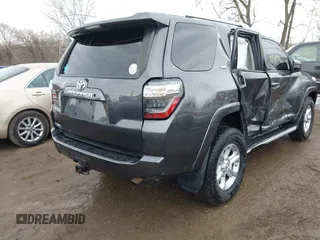 2018 Toyota 4Runner SR5 z VIN JTEBU5JR6J5487132, wystawiony jako IAAI lot #41673630 z przebiegiem 126 697 mil mil oraz . Historia ofert i sprzedaży dostępna na DreamBid. Obrazek 4.