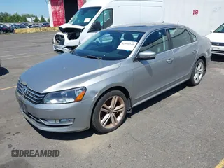2014 Volkswagen Passat SEL Premium z VIN 1VWCN7A30EC097025, wystawiony jako IAAI lot #42466540 z przebiegiem 149 307 mil mil oraz . Historia ofert i sprzedaży dostępna na DreamBid. Obrazek 2.