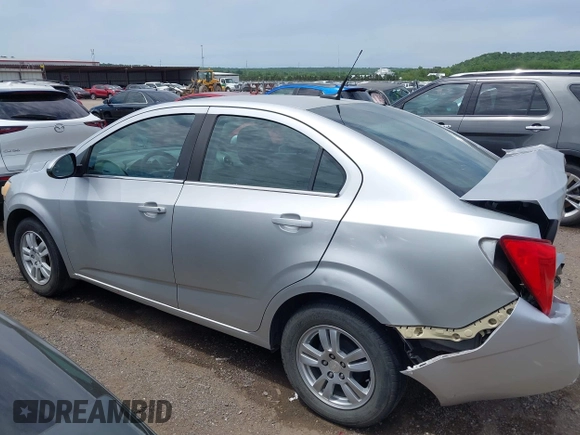 2014 Chevrolet Sonic LT z VIN 1G1JC5SH9E4159913, wystawiony jako IAAI lot #42253329 z przebiegiem 156 333 mil mil oraz . Historia ofert i sprzedaży dostępna na DreamBid. Obrazek 14.