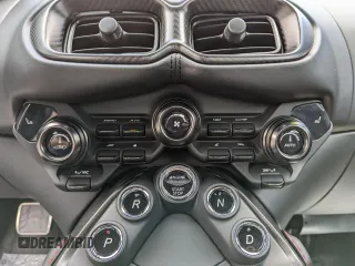2019 Aston Martin Vantage z VIN SCFSMGAW4KGN0143X, wystawiony jako Copart lot #49525045 z przebiegiem 9 949 mil mil oraz Czysty tytuł • Clean title. Historia ofert i sprzedaży dostępna na DreamBid. Obrazek 9.
