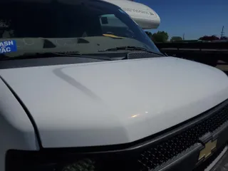 2013 Chevrolet Express Cargo z VIN 1GCWGFCA8D1175464, wystawiony jako IAAI lot #42409029 z przebiegiem 166 299 mil mil oraz . Historia ofert i sprzedaży dostępna na DreamBid. Obrazek 7.