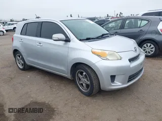 2008 Scion xD z VIN JTKKU10488J011378, wystawiony jako IAAI lot #42436291 z przebiegiem 161 354 mil mil oraz . Historia ofert i sprzedaży dostępna na DreamBid. Obrazek 1.