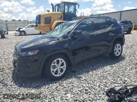 2024 Jeep Compass Latitude z VIN 3C4NJDBNXRT133089, wystawiony jako Copart lot #56872625 z przebiegiem 25 282 mil mil oraz Nie do naprawy • Non repairable. Historia ofert i sprzedaży dostępna na DreamBid. Obrazek 1.