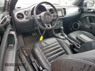 2014 Volkswagen Beetle 1.8T z VIN 3VWJ17AT5EM652990, wystawiony jako Copart lot #60094715 z przebiegiem 109 911 mil mil oraz Szkoda całkowita • Salvage title. Historia ofert i sprzedaży dostępna na DreamBid. Obrazek 8.
