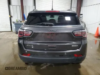 2019 Jeep Compass Latitude z VIN 3C4NJDBB4KT670391, wystawiony jako Copart lot #61283805 z przebiegiem 80 584 mil mil oraz Szkoda całkowita • Salvage title. Historia ofert i sprzedaży dostępna na DreamBid. Obrazek 6.