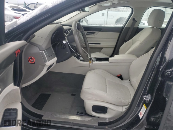 2016 Jaguar XF 35t Premium z VIN SAJBD4BV6GCY11860, wystawiony jako Copart lot #41879565 z przebiegiem 42 304 mil mil oraz Szkoda całkowita • Salvage title. Historia ofert i sprzedaży dostępna na DreamBid. Obrazek 7.