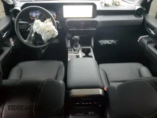 2025 Toyota Land Cruiser 1958 Edition z VIN JTEABFAJ9S5009516, wystawiony jako Copart lot #84344374 z przebiegiem 45 mil mil oraz Szkoda całkowita • Salvage title. Historia ofert i sprzedaży dostępna na DreamBid. Obrazek 8.