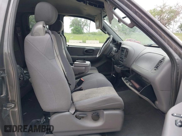 2003 Ford F-150 XL z VIN 2FTRX18W33CA38143, wystawiony jako IAAI lot #42452285 z przebiegiem 134 334 mil mil oraz . Historia ofert i sprzedaży dostępna na DreamBid. Obrazek 5.