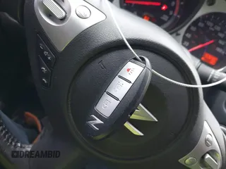 2014 Nissan 370Z Nismo z VIN JN1AZ4EH0EM631950, wystawiony jako IAAI lot #41685567 z przebiegiem 103 282 mil mil oraz . Historia ofert i sprzedaży dostępna na DreamBid. Obrazek 11.