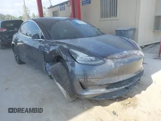 2020 Tesla Model 3 Long Range z VIN 5YJ3E1EB5LF639060, wystawiony jako IAAI lot #42225315 z przebiegiem Nie podano mil oraz . Historia ofert i sprzedaży dostępna na DreamBid. Obrazek 1.