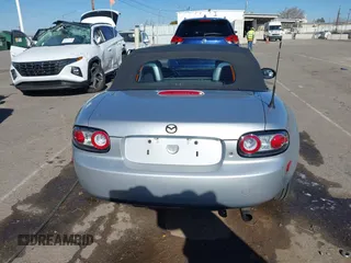 2007 Mazda MX-5 Miata Sport z VIN JM1NC25F170126965, wystawiony jako IAAI lot #41003125 z przebiegiem 99 338 mil mil oraz . Historia ofert i sprzedaży dostępna na DreamBid. Obrazek 16.