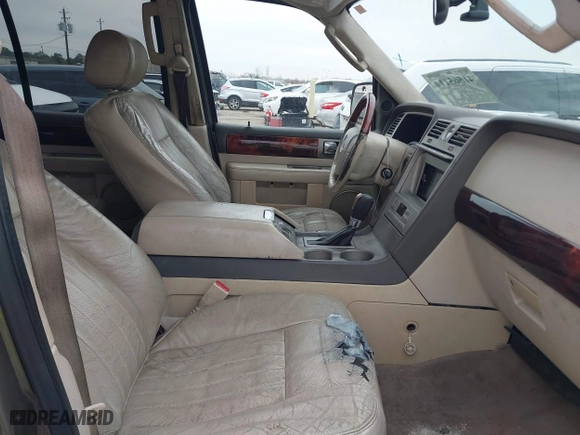 2004 Lincoln Navigator Luxury with VIN 5LMFU27RX4LJ41623, listed as a IAAI auction lot 41565114 with 214,590 mi miles. Bid and sale history available at carsss.com. Image 5.