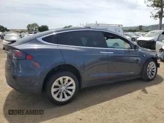 2017 Tesla Model X 90D z VIN 5YJXCDE21HF056145, wystawiony jako Copart lot #55128995 z przebiegiem 86 314 mil mil oraz Szkody całkowita. Historia ofert i sprzedaży dostępna na DreamBid. Obrazek 3.