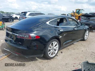 2014 Tesla Model S 60 z VIN 5YJSA1H1XEFP44397, wystawiony jako IAAI lot #42140917 z przebiegiem 136 515 mil mil oraz . Historia ofert i sprzedaży dostępna na DreamBid. Obrazek 4.