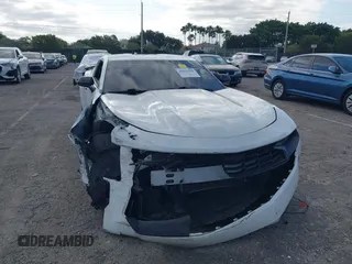 2021 Chevrolet Camaro 1LS z VIN 1G1FB1RX1M0101783, wystawiony jako IAAI lot #42095549 z przebiegiem 61 395 mil mil oraz . Historia ofert i sprzedaży dostępna na DreamBid. Obrazek 6.