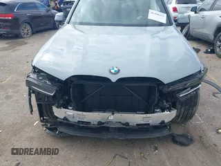 2025 BMW X7 xDrive40i z VIN 5UX23EM01S9W23566, wystawiony jako IAAI lot #41490415 z przebiegiem 8 144 mil mil oraz . Historia ofert i sprzedaży dostępna na DreamBid. Obrazek 12.