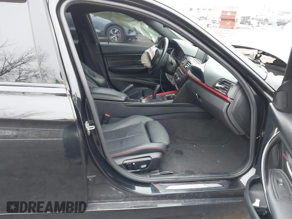 2015 BMW 3 Series 328i xDrive z VIN WBA3B5C55FF959652, wystawiony jako IAAI lot #41545937 z przebiegiem 101 637 mil mil oraz . Historia ofert i sprzedaży dostępna na DreamBid. Obrazek 5.