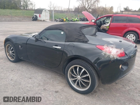 2007 Pontiac Solstice z VIN 1G2MB35B47Y119340, wystawiony jako IAAI lot #42087786 z przebiegiem 72 575 mil mil oraz . Historia ofert i sprzedaży dostępna na DreamBid. Obrazek 3.