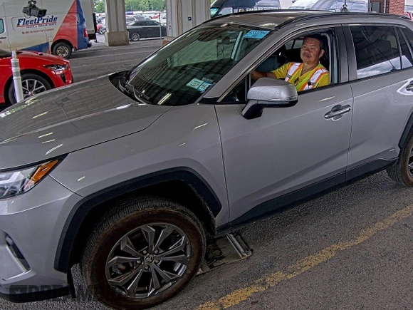 2022 Toyota RAV4 Hybrid XLE Premium with VIN 4T3B6RFV2NU084419, listed as a IAAI auction lot 42729518 with 76,607 mi miles and . Bid and sale history available at DreamBid. Image 4.