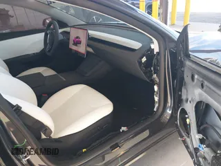 2025 Tesla Model 3 Long Range z VIN 5YJ3E1EA6SF990792, wystawiony jako IAAI lot #42713456 z przebiegiem 1 038 mil mil oraz . Historia ofert i sprzedaży dostępna na DreamBid. Obrazek 5.