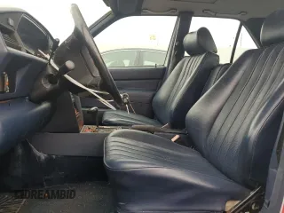 1992 Mercedes-Benz 190 z VIN WDBDA29D3NF993013, wystawiony jako Copart lot #55794035 z przebiegiem 181 833 mil mil oraz Szkoda całkowita • Salvage title. Historia ofert i sprzedaży dostępna na DreamBid. Obrazek 7.