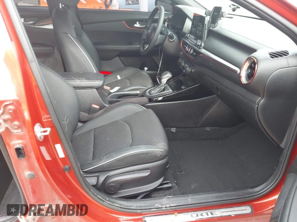 2021 Kia Forte GT-Line z VIN 3KPF34AD7ME410270, wystawiony jako IAAI lot #42259704 z przebiegiem 65 310 mil mil oraz . Historia ofert i sprzedaży dostępna na DreamBid. Obrazek 5.