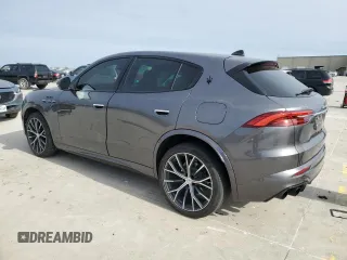 2023 Maserati Grecale Modena z VIN ZN682AVM8P7434729, wystawiony jako Copart lot #88773195 z przebiegiem Nie podano mil oraz Szkody całkowita. Historia ofert i sprzedaży dostępna na DreamBid. Obrazek 2.