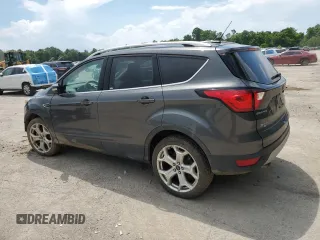 2019 Ford Escape Titanium с VIN 1FMCU9J9XKUA39544, выставлен на аукционе Copart как лот 62363005 с пробегом 80 831 миль миль и Списание • Salvage title. История ставок и продаж доступна на DreamBid. Изображение 2.
