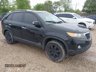 2012 Kia Sorento LX z VIN 5XYKTCA68CG224992, wystawiony jako IAAI lot #42326202 z przebiegiem 140 169 mil mil oraz . Historia ofert i sprzedaży dostępna na DreamBid. Obrazek 1.