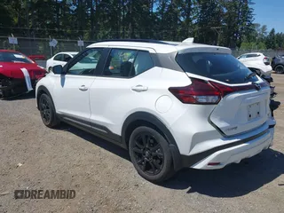 2023 Nissan Kicks SR z VIN 3N1CP5DV3PL539997, wystawiony jako IAAI lot #42352528 z przebiegiem 52 259 mil mil oraz . Historia ofert i sprzedaży dostępna na DreamBid. Obrazek 3.