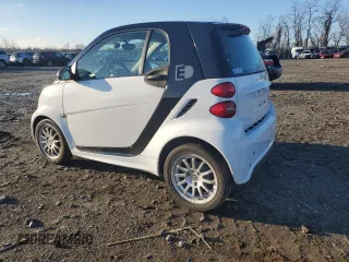 2013 Smart fortwo Passion z VIN WMEEJ9AA3DK715705, wystawiony jako Copart lot #50161425 z przebiegiem 22 667 mil mil oraz Tytuł czysty. Historia ofert i sprzedaży dostępna na DreamBid. Obrazek 2.